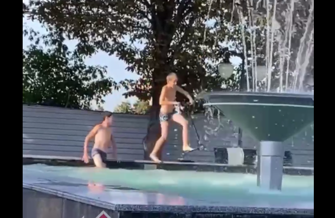 Подросток на самокате прыгнул в фонтан Харькова (видео)